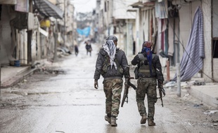 Deux combattants kurdes dans la ville de Kobané, en Syrie.