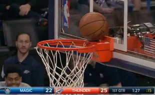 Le ballon envoyé par le meneur d'Oklahoma Reggie Jackson s'est arrêté sur le cercle, lors d'un match contre Orlando le 2 février 2015.