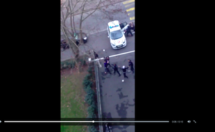 Capture d'écran d'une vidéo réalisée samedi lors de l'interpellation des fils de Zahra Kraiker à Pantin.