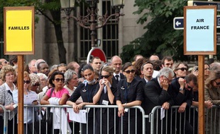 Le recueillement des familles et collègues des disparus du vol AF447 lors de l'hommage rendu dans la cathédrale Notre-Dame à Paris, le 3 juin 2009.