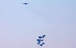 25 tonnes d’aide humanitaire larguées, convoi terrestre… L’espoir renaît à …