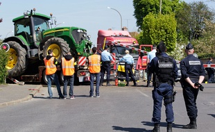 Des gendarmes sur les lieux d'une collision entre un train et un camion à hauteur d'un passage à niveau à Nangis (Seine-et-Marne), le 21 avril 2015.