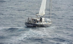 Photo fournie par les douanes françaises prise le 16 avril 2015 au large de la Martinique et montrant le voilier "le Silandra" à bord duquel se trouvaient 2,2 tonnes de cocaïne