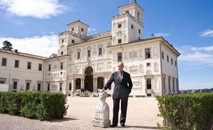 Frederic Mitterrand devant la Villa Medicis, à Rome, qu'il a dirigée en 2008-2009. (23 juin 2009)