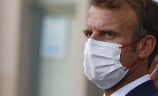 Emmanuel Macron surveille le mouvement.