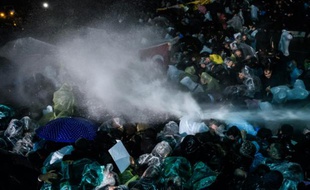 La police turque utilise gaz et canon à eau pour disperser les centaines de personnes rassemblées devant le siège de Zaman à Istanbul et pénétrer dans le bâtiment, le 5 mars 2016