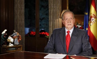 Soixante deux pour cent des Espagnols souhaitent que le roi Juan Carlos abdique et à peine un sur deux soutient désormais la monarchie, selon un sondage publié dimanche par le journal de centre droit El Mundo, le jour du 76e anniversaire du souverain.