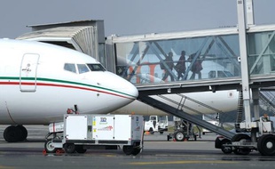 Des passagers débarquent d'un avion parqué sur le tarmac de l'aéroport de Nantes le 2 avril 2013 à Bouguenais, en Loire-Atlantique