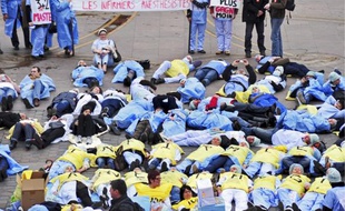 Près de 200 infirmiers ont manifesté hier.
