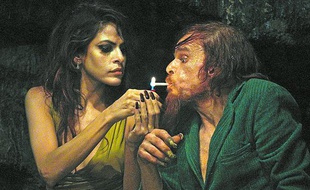 Eva Mendes et Denis Lavant dans Holy Motors, de Léos Carax.