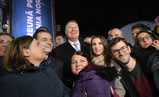 Klaus Iohannis (au centre) a remporté l'élection présidentielle, le 24 novembre 2019, à Bucarest.