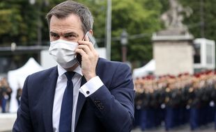 Olivier Véran au téléphone avec Emmanuel Macron.