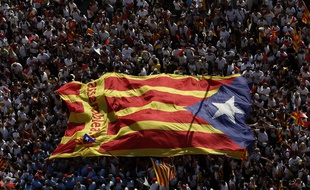 Des manifestants brandissent l'estelada, le drapeau qui symbolise la revendication de l'indépendance de la Catalogne, le 11 septembre 2015 à Barcelone.