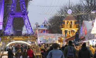 Les mesures de sécurité à l'entrée principale du marché de Noël à Paris, le 20 décembre 2016.