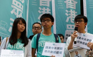 L'étudiant militant Joshua Wong et des membres du groupe prodémocratie Demosisto manifestent à Hong Kong le 17 juin 2016