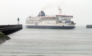 Un ferry de la compagnie P&O au large du port de Calais.