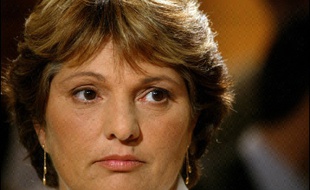 Marie Humbert, poursuivie pour "administration de substances toxiques", délit passible de cinq ans d'emprisonnement, s'est dite "contente pour le Dr Chaussoy", mais "très déçue" pour elle.