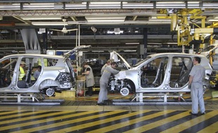 Chaine d'assemblage d'automobiles dans une usine Renault à Douai.