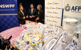 L'Australie a annoncé lundi la saisie de 800 millions d'euros de méthamphétamine liquide, dissimulée notamment dans des coussinets de soutiens-gorge, l'une des plus grosses prises de l'histoire de la lutte antidrogue sur l'île-continent.