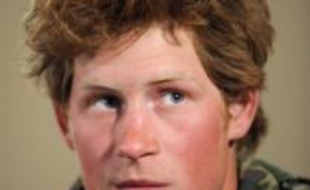 "Je ne dirais pas que je suis un héros", a assuré le prince Harry en rentrant samedi au Royaume-Uni après une mission de dix semaines en Afghanistan aux côtés des soldats britanniques.