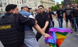 Des policiers interpellent un militant homosexuel lors d'une manifestation non-autorisée en plein centre de Moscou, le 30 mai 2015