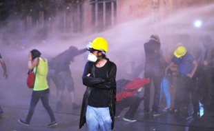 Six organisations turques de médecins ont déploré jeudi l'usage massif par la police du gaz lacrymogène lors de la répression des manifestations antigouvernementales qui ont secoué la Turquie depuis la fin mai, évoquant deux cas probables de décès liés au gaz et dénonçant son usage comme une "arme chimique".