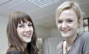Les deux blogueuses Adriane et Caroline.