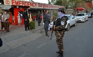 Devant l'hôpital de Kaboul qui a reçu les blessés de l'attaque de ce dimanche.