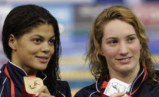 Coralie Balmy (à gauche) et Aurore Mongel, posant avec leur médaille après leur doublé sur 400m nage libre aux championnats d'Europe en petit bassin à Rijeka, le 13 décembre 2008.