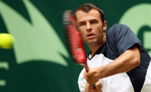 Le Français Marc Gicquel, a créé lundi soir la première sensation du tournoi de tennis de Lyon, épreuve de l'ATP Tour, en éliminant en deux manches l'Espagnol Tommy Robredo, 9e mondial et tête de série N.2.