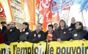 Tous les syndicats du pays, soutenus par l'opposition socialiste, appelaient les salariés des secteurs public et privé à une grève nationale et à des manifestations pour la défense des salaires et des services publics. Ils cherchaient à sanctionner dans la rue la politique économique du président, en particulier depuis le début de la crise économique.