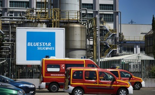 Des véhicules de pompiers devant l'usine de produits chimiques Bluestar Silicones, classée Seveso, à Saint-Fons, près de Lyon, le 28 juin 2016