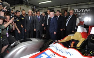 Le Premier ministre François Fillon, passionné d'automobile et pilote à ses heures, a apporté un soutien appuyé au retour d'un Grand Prix de France au calendrier 2013 de la Formule 1, en faisant un passage-éclair vendredi sur le circuit Paul Ricard dans le Var.
