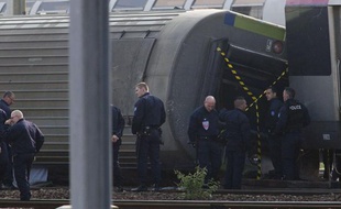 Des enquêteurs de la police effectuent des recherches sur les lieux de l'accident ferroviaire à Brétigny-sur-Orge le 13 juillet 2013.