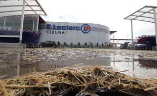 Le parking du magasin Leclerc à Cleunay, où les agriculteurs ont déversé de la paille et du lisier.