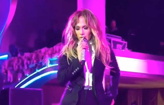 Entre deux discours de témoins sur PowerPoint, Jennifer Lopez est venue pousser la chansonnette, de même que Sting. On imagine qu’ils étaient très proches des mariés (à moins que cette prestation ne soit grassement payée…)
