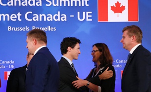 Justin Trudeau, premier ministre canadien, enlace Cecilia Malmstrom , commissaire européenne au commerce, le 30 octobre 2016 à Bruxelles.