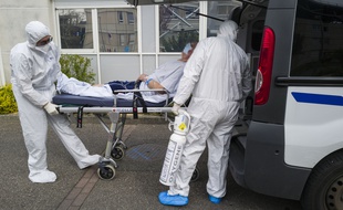 Un patient atteint du coronavirus, à l'hôpital de Colmar, le 26 mars 2020.