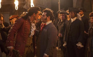 Luke Evans (Gaston) et Josh Gad (Le Fou) dans «La Belle et la Bête».