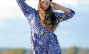Une robe, signée Anna Scholz, pour un look bohème chic.
