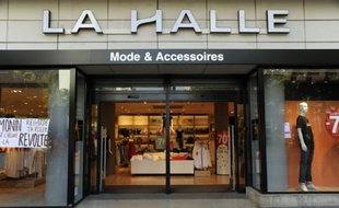 Photo prise le 24 juin 2015 d'une boutique "La Halle" à Paris