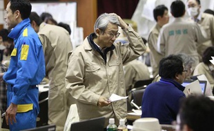 Des experts du gouvernement dans le centre d'intervention d'urgence de Fukushima, le 16 mars 2011.