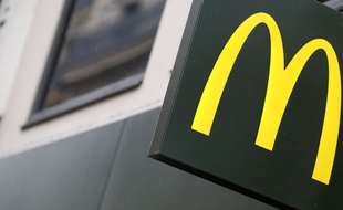 Devanture d'un Mac Donald's.