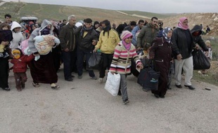 Amal, 18 ans, refuse d'entrer en Jordanie après être descendue d'un bus chargé de réfugiés syriens qui vient d'arriver à la frontière: elle est inquiète de la nouvelle vie qui l'attend et regrette d'avoir abandonné son perroquet à la maison.