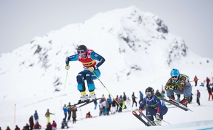 Anna Holmlund (au centre) lors d'une épreuve de Coupe du monde de skicross à Arosa, en Suisse, le 4 mars 2016.