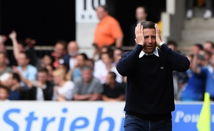 Lors du match contre Lille, en août, Thierry Laurey se tient la tête, mais la réception du Stade Rennais qui vient de changer de coach sera peut-être encore plus un casse-tête pour le staff strasbourgeois.