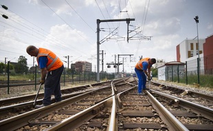 Le 15 juillet 2013 en Gare de Bondy (Seine-Saint-Denis), des agents de la SNCF inspectent et resserrent si besoin les éclisses des aiguillages des voies ferrées après l’accident ferroviaire de Bretigny-sur-Orge.