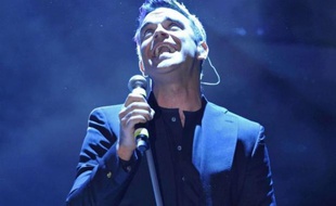 Robbie Williams en concert au 61e festival de musique de Sanremo, en Italie, le 18 février 2011
