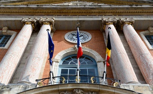 Le drapeau belge en berne a été accroché au balcon du Capitole le mardi 22 mars.