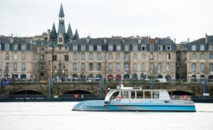 L'hirondelle, l'une des navettes fluviales, en essai sur la Garonne.